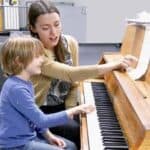 santa-monica-teaching-piano-to-young-kids